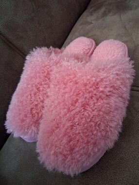 No Boundaries Pink Fluffy Faux Fur Slippers Size 9